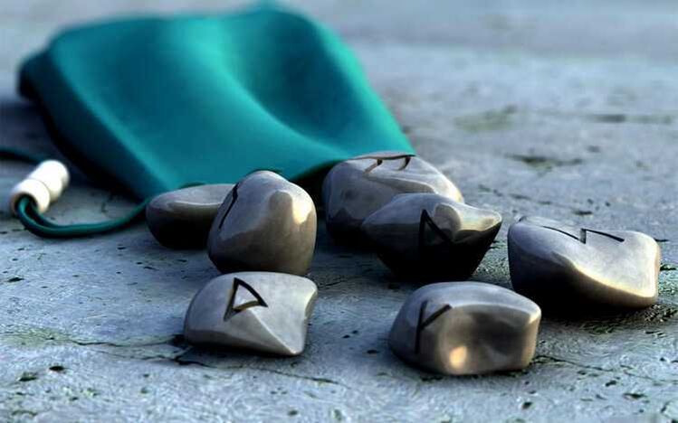 Bolsa con runas como amuletos para la buena suerte.